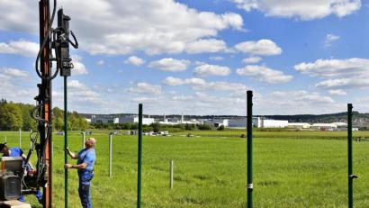 Bild: Petra Hartl
Erste Arbeiten für den Solarpark Striegel an der Eisenhämmerstraße in Sulzbach-Rosenberg.