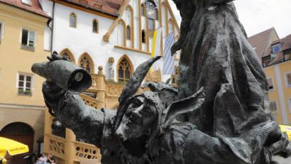 Archivbild: Wolfgang Steinbacher
Hier fließt gerade kein Wasser: Der Amberger Hochzeitsbrunnen auf dem Marktplatz ist defekt. Er wird aber repariert.