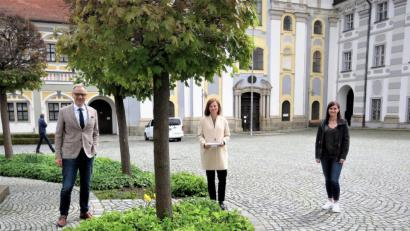 Bild: ubb
Bürgermeister Bernd Sommer, Touristinfo-Leiterin Inge Frank und Sachgebietsleiterin Andrea Ernstberger (von links) stellen das Programm der zweimal verschobenen Europawoche zu 30 Jahre Grenzöffnung in Waldsassen vor. Sie sind zuversichtlich: 2022 findet es statt.