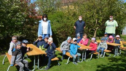 Bild: jr
Durch eine Spendenaktion des Elternbeirats konnten für das städtische Kinderhauses „Die kleinen Hankerler“ Tischgarnituren im Wert von über 2600 Euro gekauft werden. Einrichtungsleiterin Susi Fellner und die Kinder bedankten sich bei der Übergabe bei Roland Lindner und Benjamin Rustler (von links) vom Elternbeirat.