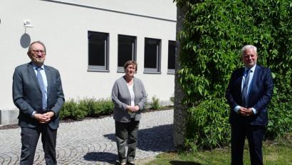 Bild: Houschka
Wegen Corona weit auseinander und doch im engen beruflichen
Schulterschluss: Der ehemalige Amtsgerichtsdirektor Ewald Ebensperger, die amtierende AG-Direktorin Petra Froschauer und Oberlandesgerichtspräsident Dr. Thomas Dickert (von links).