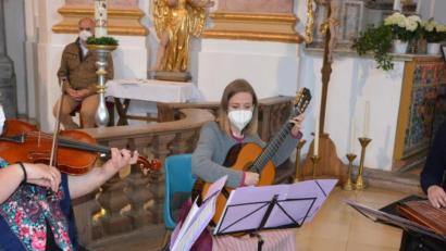 Bild: jr
Das Instrumentaltrio „DreialoiSaitn“ mit Bodil Schurrer, Stephanie Schicker und Regina Frank (von links).