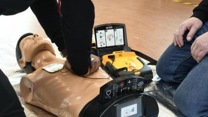 Archivbild: Petra Hartl
Das BRK bietet immer wieder Kurse für den richtigen Umgang mit dem Defibrillator an.