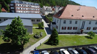 Bild: Houschka
Platz wäre da auf dem Gelände des Schwandorfer Amtsgerichts. Doch bevor man an Umgestaltungs- und Neubaumaßnahmen geht, werden umfangreiche Vorarbeiten notwendig. Diese Erhebungen sind unterdessen angelaufen.