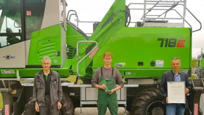 Bild: Ramona Herzog/exb
Geschäftsführer Alexander Scherer (rechts) und Ausbilder Gerhard Peter (links) gratulierten Florian Irlbacher.