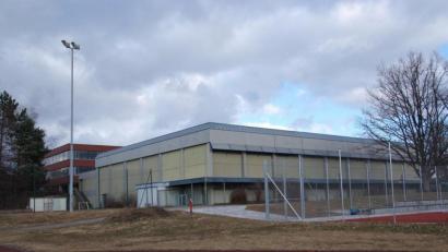 Bild: as
Eigentlich war die Sporthalle schon für den Abbruch vorgesehen. Nun soll sie runderneuert und mit einem zweistöckigen Anbau auf dem alten Allwetterplatz (linker Bildrand) erweitert werden. An den Kosten will sich die Stadt Tirschenreuth nur beteiligen, wenn sie bei den Planungen mitreden darf.