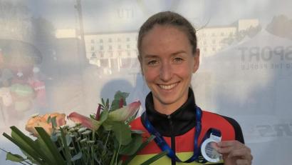 Bild: Gomez Islinger
Blumenstrauß, Medaille und ein entspanntes Lächeln: Triathletin Marlene Gomez Islinger möchte bei der Deutschen Meisterschaft für ein positives Ergebnis sorgen.
