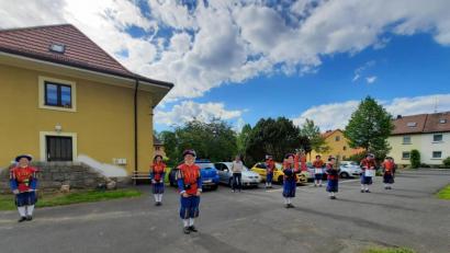 Bild: fks
Ganz bunt sowie geimpft, getestet oder genesen machte sich der Spielmannszug der Feuerwehr Erbendorf auf den Weg nach Tirschenreuth, um Dieter Busl (Vierter von links) zum 60. Geburtstag zu gratulieren.