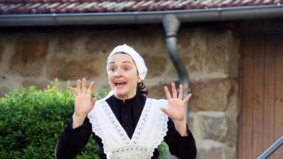 Bild: Florian Wein
Die Darsteller sind für die Premiere der Zeitreise in Thanstein gerüstet. Das Foto zeigt Darstellerin Petra Sommer-Stark als Haushälterin Anneliese Berger.