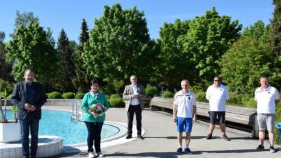Bild: bnr
Zum Saisonbeginn konnte Helga Schuch ihr 25-jähriges Dienstjubiläum im Freibad in Perschen feiern. Dazu gratulierten (von links)Verbandsvorsitzender Bürgermeister Frank Zeitler, sein Stellvertreter Bürgermeister Richard Tischler sowie die Bademeister Hubert Horn, Volker Liebl und Norbert Wurmstein.