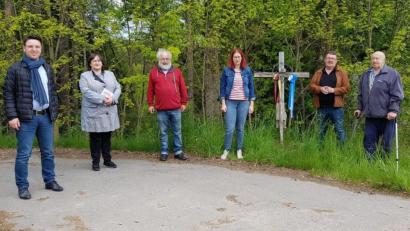 Bild: Karl Bley/exb
Am möglichen Standort des Gedenksteins am Pfarrerberg befindet sich bereits ein „Marterl“. Am Rande der Gedenkfeier machten sich (von rechts) Zeitzeuge Anton Ziereis, Dritter Bürgermeister Andreas Immervoll, SPD-Mitglied Sandra Richthammer, Ortsvorsitzender Alfred Wolfsteiner, MdB Marianne Schieder und SPD-Kreisvorsitzender Peter Wein ein Bild.