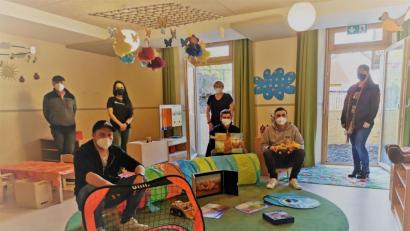 Bild: gz
Im Namen des Kindergartens dankten Kirchenrat Karl Schmid, Kinderpflegerin Theresa Völkl, Kindergartenleiterin Ramona Zangl und Kirchenpflegerin Nicola Hummer (hinten, von links) den Spendern Matthias Rupprecht, Tim Singer und Uli Schmucker (vorne, von links) für die Unterstützung.