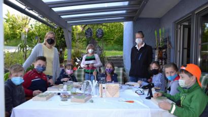 Bild: gi
Handwerklich und kreativ betätigen sich die Kinder in der Ferienbetreuung bei Angela Putzer (Mitte) in Grub. Betreut wurden die Mädchen und Buben von Eva-Maria Procher und Claudia Rappl (von links).