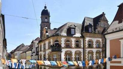 Bild: Petra Hartl
Bunte Wimpel schmücken die Georgenstraße in Amberg. Und es sollen noch mehr werden.