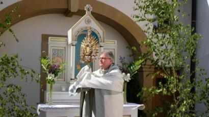 Bild: do
Den Segen mit dem Allerheiligsten spendet Prior Pater Adrian Kugler. Wegen der Corona-Pandemie gibt es auch im Klosterdorf Speinshart nur einen Fronleichnamsaltar.