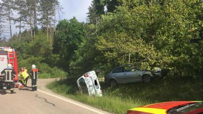 Bild: Josef Popp
Schwerer Unfall bei Brunnmühle: Die Feuerwehr Schmidmühlen war mit drei Fahrzeugen, acht Einsatzkräften und zwei First Respondern vor Ort. Die Staatsstraße war während des Einsatzes halbseitig gesperrt.