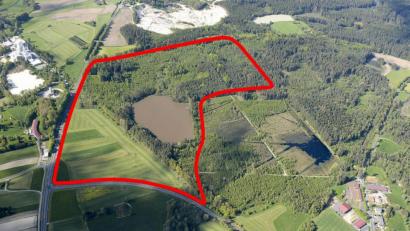 Bild: mür/Bearbeitung: Gold
Auf 35 Hektar rund um den Engelmannsteich bei Tirschenreuth will die Ziegler-Group für 220 Millionen Euro einen Standort (grob eingezeichnete Fläche) für die Herstellung von modernen Fertighäusern aus Holz bauen.