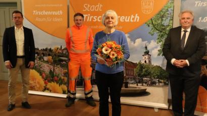 Bild: Stadt Tirschenreuth/exb
Zweiter Bürgermeister Peter Gold (rechts) verabschiedete Monika Bäuml (Zweite von rechts) in den Ruhestand. Mit im Bild: Markus Bergauer, Leiter der Hauptverwaltung, und stellvertretender Personalratsvorsitzender Karl Bayreuther (von links).