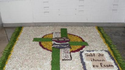 Bild: lep
"Gebt ihr ihnen zu Essen“: Diesem Motiv ist der Blumenteppich in der Kirche Mariä Himmelfahrt gewidmet.