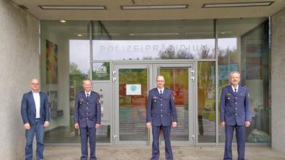 Bild: Polizeiinspektion Kemnath/exb
Polizeivizepräsident Thomas Schöniger (rechts), der Personalratsvorsitzende des Polizeipräsidiums Oberpfalz, Gerhard Knorr, und der Leiter der Polizeiinspektion Kemnath, Bernhard Gleißner, (von links) waren bei der Amtseinführung von Polizeihauptkommissar Harald Fuchs dabei.