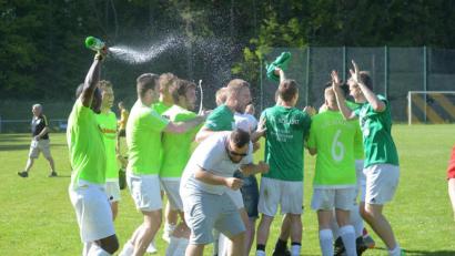 Archivbild: ref
Als Meister der Kreisklasse Süd 2017/18 stieg der 1. FC Schlicht in die Kreisliga auf. Meisterfeier inbegriffen. "Jetzt sind wir in die Bezirksliga aufgestiegen, und irgendwie bekommt es keiner mit", bedauert Vorsitzender Stefan Weiß. Wenn die Corona-Regeln es zulassen, soll diese aber nachgeholt werden.