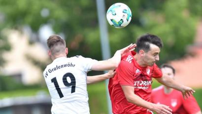Archivbild: af
Das Landesligaduell SpVgg Pfreimd (rote Trikots) gegen die SV Grafenwöhr findet künftig in der Bezirksliga statt. Da beide Mannschaften abgestiegen sind, gibt es in der Nord-Gruppe der Bezirksliga zu viele Mannschaften.