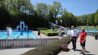 Bild: njn
Bürgermeister Johannes Reger und Bademeister Roman Siegert (von links) am Eröffnungstag im Erbendorfer Freibad.