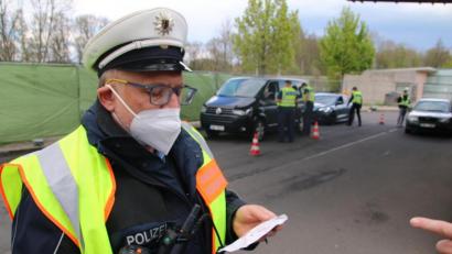 Bild: jrh
Pressesprecher Dieter Pfitzner erklärt am Grenzübergang Schirnding die Vorgehensweise der Selber Bundespolizei.