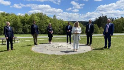 Bild: Eichl
Die neue bayerische Europa-Ministerin Melanie Huml (vorn) am Mittelpunkt Mitteleuropas in Hildweinsreuth; im Hintergrund der stellvertretende Landrat Albert Nickl, Europa-Parlamentarier Christian Doleschal, Landtagsabgeordneter Gerhard Hopp, die Kreisvorsitzende der Paneuropa-Union, Birgit Trottmann, Landtagsabgeordneter Stephan Oetzinger, Bürgermeister Thomas Meiler (von rechts).