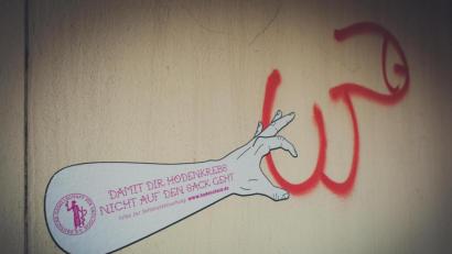 Archivbild:  Deutschen Gesellschaft für Urologie/dpa
"Damit dir Hodenkrebs nicht auf den Sack geht": Die Deutsche Gesellschaft für Urologie ruft unter anderem mit Aufklebern zum "Hodencheck" auf.