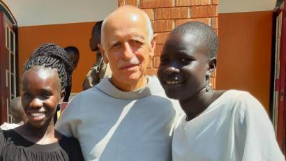 Bild: Angela Ayiko/exb
Die 13-jährige Suzan (links), eine Waise aus dem Sudan, wurde von einer Familie aus der Pfarrei von Pater Stanislaus aufgenommen und an Ostern von ihm getauft. Mittlerweile fand  sich auch ein Pate für Suzan, so dass die Schule
besuchen kann.