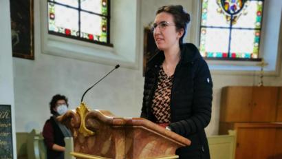 Bild: hzi
Anke Busse schildert, wie ihr Entschluss reifte, ihr Leben als geistliche Berufene in einem Orden zu führen. Im Hintergrund Natalia Suska.