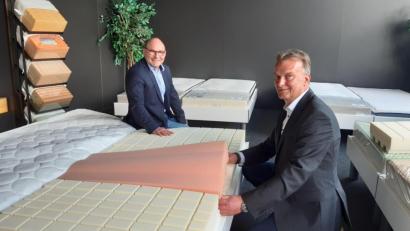 Bild: Lowak
Professor Alexander Schuh (links) und Unternehmer Martin Schwab haben solange getüftelt, bis sie mit ihrer Matratze zufrieden waren.