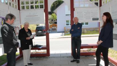 Bild: pi
Erika Eichenseer (Zweite von links) stellt Bürgermeisterin Marina Hirnet, Künstler Günter Mauermann und Johann Walbrunn (von rechts) das Gesamtwerk vor.