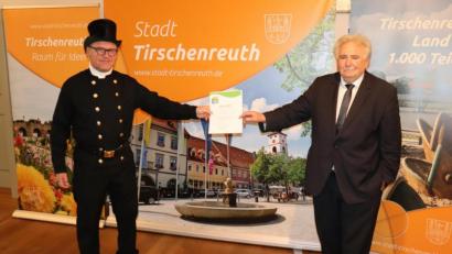 Bild: Stadt Tirschenreuth/exb
Bezirksschornsteinfegermeister Hans-Peter Schärl (links) wurde für sein sein freiwilliges Umweltmanagement ausgezeichnet. Zweiter Bürgermeister Peter Gold (rechts) überreichte eine Urkunde.