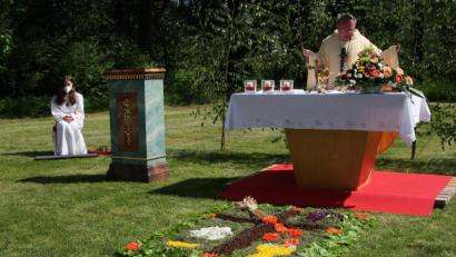 Bild: wro
Statt in der Kirche beziehungsweise bei der Prozession in den Straßen wurde Fronleichnam heuer in der „Grünen Mitte“ gefeiert. Die Messe zelebrierte Pfarrer Josef Waleszczuk .
