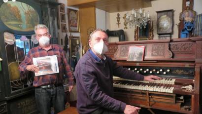 Bild: jzk
Pfarrer Helmut Mohr konnte die Reparaturarbeiten am Harmonium von Anton Heindl (links) noch nicht ganz abschließen, daher wird ein weiterer Besuch folgen. Heindl zeigte dem Geistlichen auch ein Bild vom Harmonium „Aeoleon Grande“ im Kemnather Heimat- und Handfeuerwaffenmuseum. Um dieses Instrument wird sich Mohr ebenfalls kümmern.