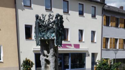 Bild: rn
Auch das Umfeld des Rotary-Brunnens wird mit Pflanzschalen "aufgehübscht".