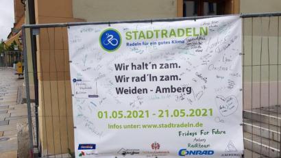 Archivbild: Lena-Maria Völkl, Stadtradeln-Koordinatorin Weiden/exb
Das Stadtradeln-Banner in Hirschau wird für einen guten zweck versteigert.