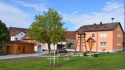 Bild: bnr
Ein echter Blickfang ist der neue Dorfplatz in Köttlitz. Die Pflege der Anlage übernimmt die Dorfgemeinschaft.