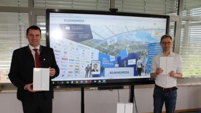 Bild: Hans Prechtl/exb 
Landrat Thomas Ebeling (links) und Florian Schmid von der Lernenden Region Schwandorf präsentieren die bereits versandten Gewinnspielpreise.