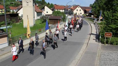 Bild: boj
Fronleichnamsprozession durch das Pfarrdorf Niedermurach. Die Vereine waren angehalten, nur mit Fahnenabordnungen teilzunehmen.