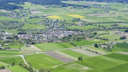 Bild: mür
Hier in Bärnau (Kreis Tirschenreuth) sollte ein 12 Hektar großes Werk entstehen. Die Ziegler-Group strich das Projekt allerdings überraschend.