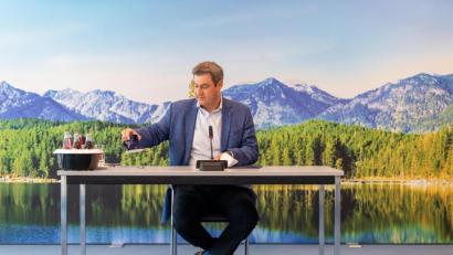 Bild: Peter Kneffel
Markus Söder (CSU), Ministerpräsident von Bayern, sitzt zu Beginn der Sitzung des bayerischen Kabinetts an seinem Platz in der bayerischen Staatskanzlei.