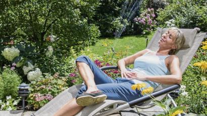 Bild: Christin Klose/dpa
Entspannt im Garten liegen, während sich der Rasensprenger automatisch um die Bewässerung kümmert.
