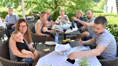 Bild: no
Beim Schlemmerfrühschoppen herrscht im Biergarten des Landhotels Weißes Ross an Fronleichnam zum ersten Mal nach der Erlaubnis der bayerischen Staatsregierung wieder voller Betrieb.