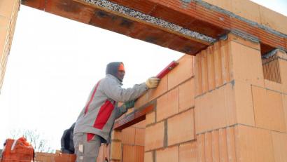 Bild: Gerhard Götz
Auf Baustellen heißt es derzeit: Warten. Bestimmte Materialien sind kaum zu haben oder haben sehr lange Lieferzeiten.