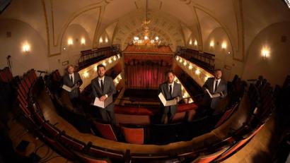 Bild: Kulturamt Amberg, Jonathan Danigel/exb
Außergewöhnliche Stimmen an außergewöhnlichen Orten: "Quartonal" singt im Amberger Stadttheater auch im Zuschauerrang, mit Blick auf den Konleuchter (im Hintergrund).