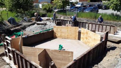 Bild: Lowak
Derzeit sind Arbeiter der Baufirma Käß dabei, das Fundament für den Brunnen zu setzen und die Treppen zum Bach hinunter zu erstellen.