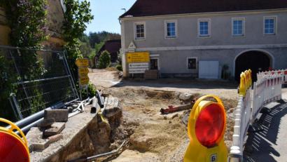 Bild: bö
Der Ausbau der Mendorferbucher Straße ist mit viel Kleinarbeit verbunden. Neben Kanal und Wasser sind dort weitere Versorgungsleitungen im Straßenkörper verlegt. Da ist viel Fingerspitzengefühl erforderlich.